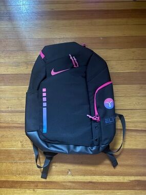 burgundy backpack nike Varsity Elite (32L) Discover the practicality of the Nike Heritage 2.0 23L Backpack Backpack Nike W NK ONE